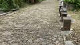 琉球石灰岩の敷き詰められた道