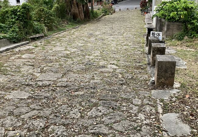 琉球石灰岩の敷き詰められた道