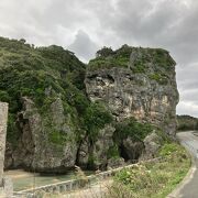 地殻変動で地上に露呈した大岩