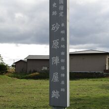 道路沿いの看板が目印です