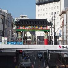 下関駅に面したところにある釜山門。