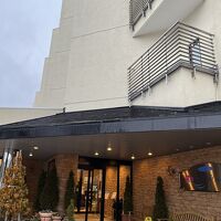 エントランス前は広くてスキーバスもここで乗り降りできる