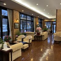 ロビーは広くてここからバスやタクシーが到着するのが見える