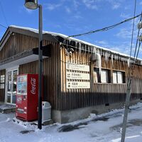 ホテルの駐車場にあるスキーハウス。ここでレンタルできる。