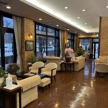 ロビーは広くてここからバスやタクシーが到着するのが見える