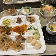 食事は朝夕共にバイキング。なぜか鶏料理多め。