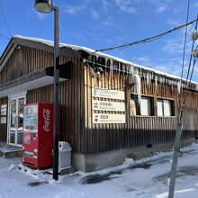 ホテルの駐車場にあるスキーハウス。ここでレンタルできる。