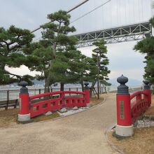 いまでは地下河川になった「みもすそ川」は欄干だけがあります。