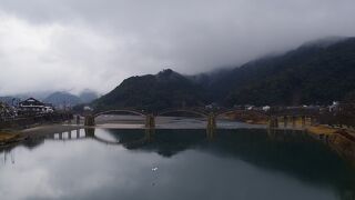 日本三名橋の1つに数えられる美しい五連アーチの木造橋