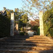 剣豪・宮本武蔵の供養塔が建つ