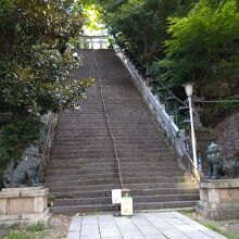 ”出世の石段”と呼ばれる表参道（男坂）