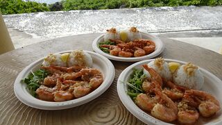 シュリンプを食べた後は散歩道