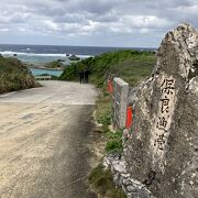 浜の浅瀬に巨石がゴロゴロ