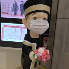 高島屋2階にある像