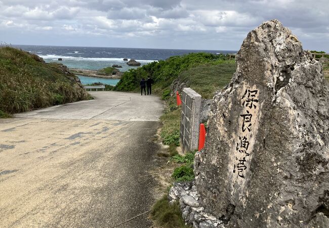 浜の浅瀬に巨石がゴロゴロ