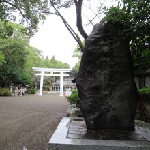 石碑と参道