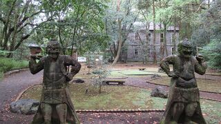 木々に囲まれた広大な庭園