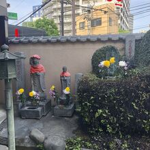 きれいにお花が供えられていて、大切にされてるのがわかる