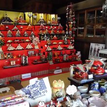 商品の奥にはひな人形が展示