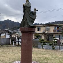 すぐ前の公園には細川ガラシャの像もありました。