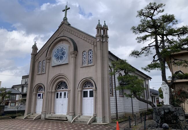 明治時代にできた、今もミサが行われる古い教会です。和洋折衷の建物です。