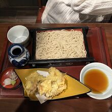 季節のきのこの天ぷら蕎麦。揚げたてが美味しい。