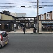 沼津港飲食店街（静岡県沼津）：沼津港で水揚げされた新鮮な魚介類