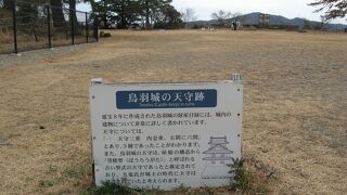 本丸西側の石垣などがわずかに残っているだけ