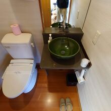 トイレ＆洗面は狭く、やや臭気もありマイナス気味。