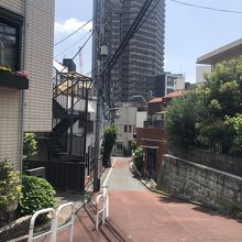 キツくもなく緩くもない坂　でも足骨折したら大変レベル