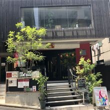 祖母たちが入って行ったお店　どれくらいの坂か一目瞭然ですね