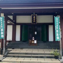 真ん中の猫が癒し