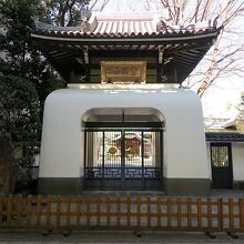 「吉祥寺サンロード商店街」沿いに「山門」はありますが…