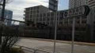 銀座から埋め立て地の湾岸エリアへ続く道路です。