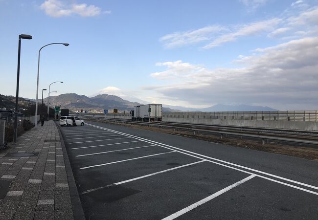 由比パーキングエリア（静岡県清水）ー富士山の眺めー駿河湾と富士山の素晴らしい風景：薩埵峠の麓にあるサービスエリア