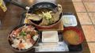 人気の海鮮が大盤振る舞いの食堂です。