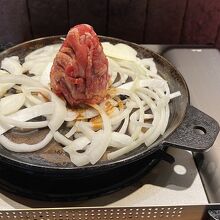 真ん中に牛肉がこんもり盛られています。