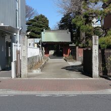 「武蔵野八幡宮」に隣接して、間口の狭い寺院がありました