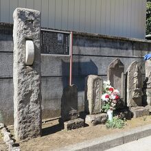 山門手前にお地蔵様や庚申塔などが建てられていました