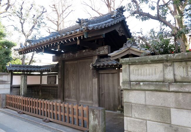 立派な山門を持つ日蓮宗寺院
