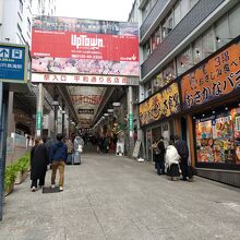 緩やかな坂道の商店街。