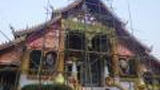 夕日に染まったメコン川と対岸のタイ・チェンコンの町を見ることができました