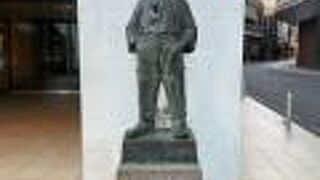 横浜駅西口の岡田屋モアズ入口にある像！