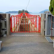 夏季大祭の2日間のみ橋が掛かる神社