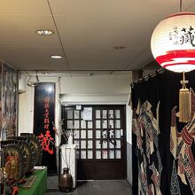 ビルの奥まったところにあります。