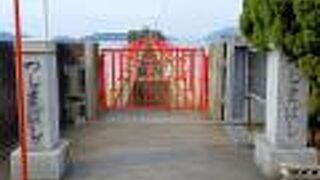 夏季大祭の2日間のみ橋が掛かる神社