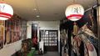 囲炉裏を囲んで酒と料理を味わう居酒屋です。