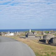 海に面した広大な墓地です