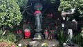 つつじと子育て地蔵