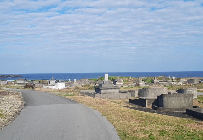 海に面した広大な墓地です